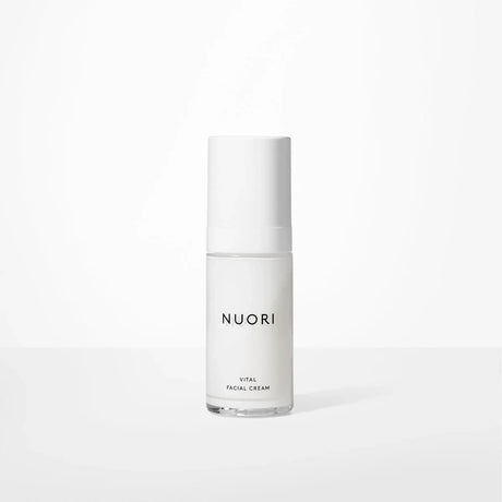 Envase de la crema facial Nuori Vital de 30 ml con acabado mate