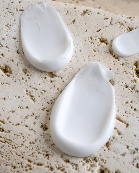Detalle de la textura cremosa del acondicionador Luxéol Crecimiento