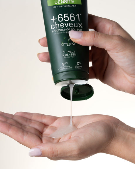 Champú Luxéol Densidad vertido en la palma para mostrar su textura