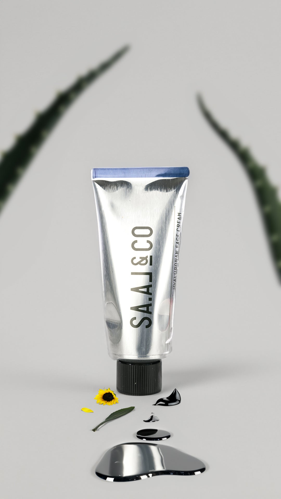 Crema facial SA.AL&CO 041 de 100 ml en tubo sobre una superficie reflectante
