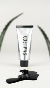 Tubo de gel de afeitado SA.AL&CO 021 de 100 ml sobre una superficie oscura