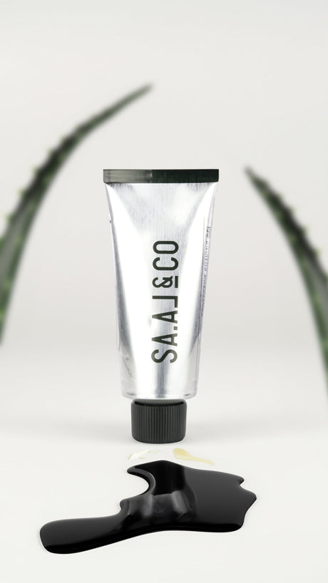 Tubo de gel de afeitado SA.AL&CO 021 de 100 ml sobre una superficie oscura