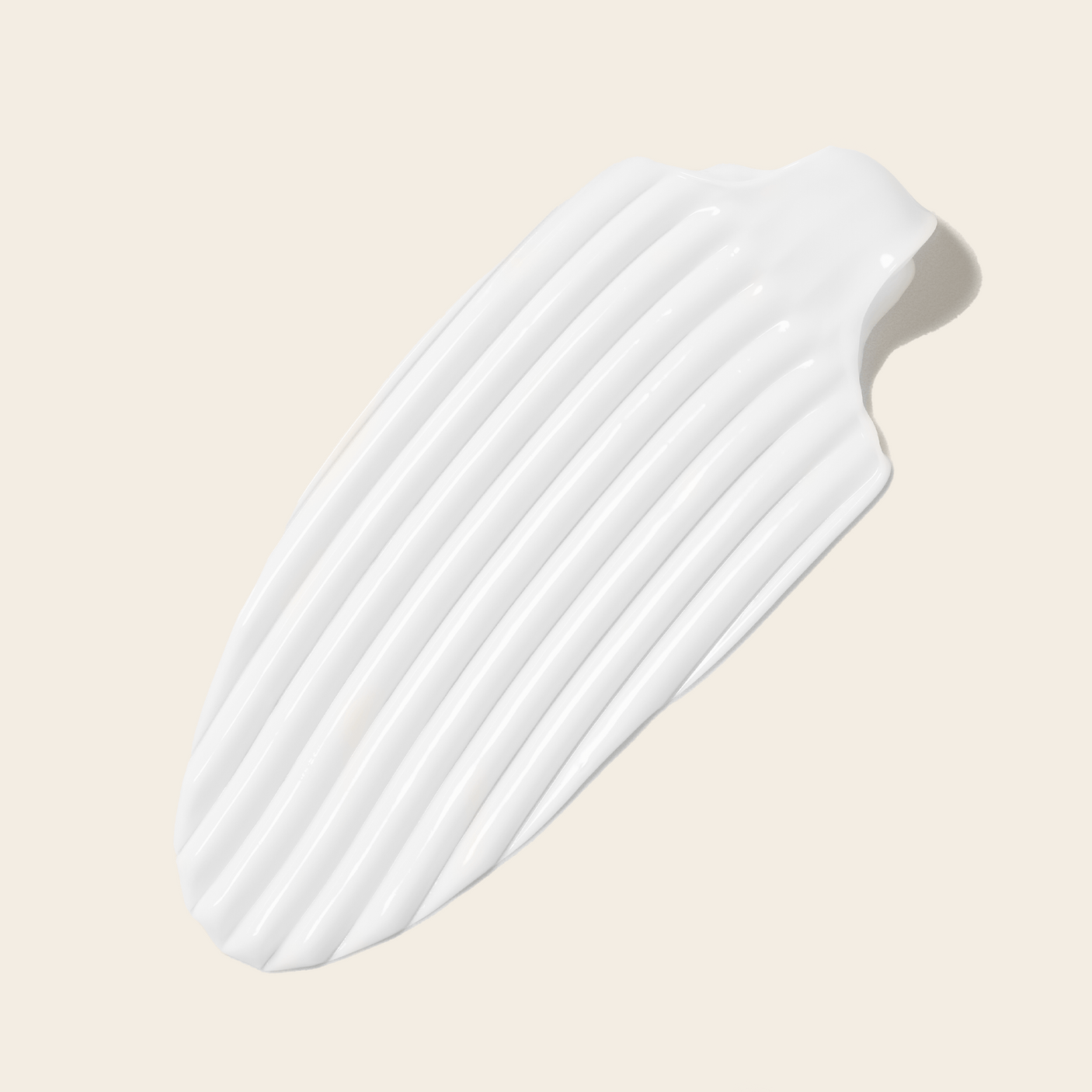 Textura de la crema para rizos Bouclème Curl Cream sobre fondo neutro