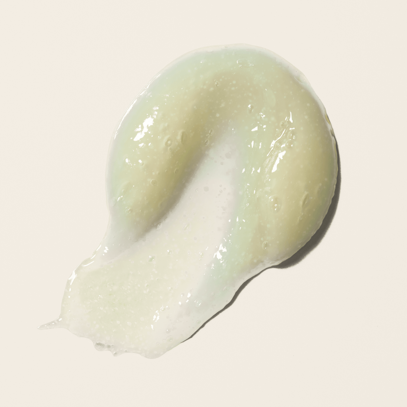Textura exfoliante del champú Bouclème para el cuero cabelludo