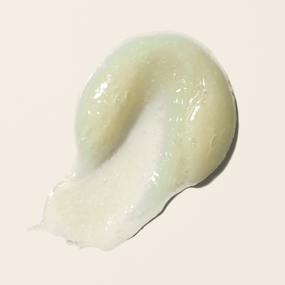 Textura exfoliante del champú Bouclème para el cuero cabelludo