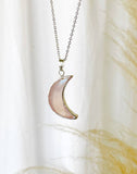 colgante de luna con piedras preciosas de cuarzo rosa