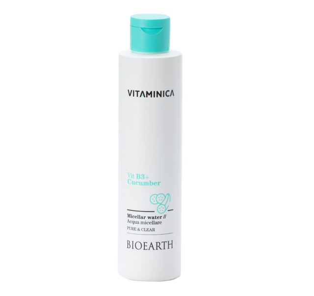 Botella blanca con tapón turquesa del agua micelar Bioearth Vitaminica B3 y pepino de 200 ml