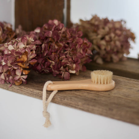Cepillo facial de madera de loto para tratamientos faciales