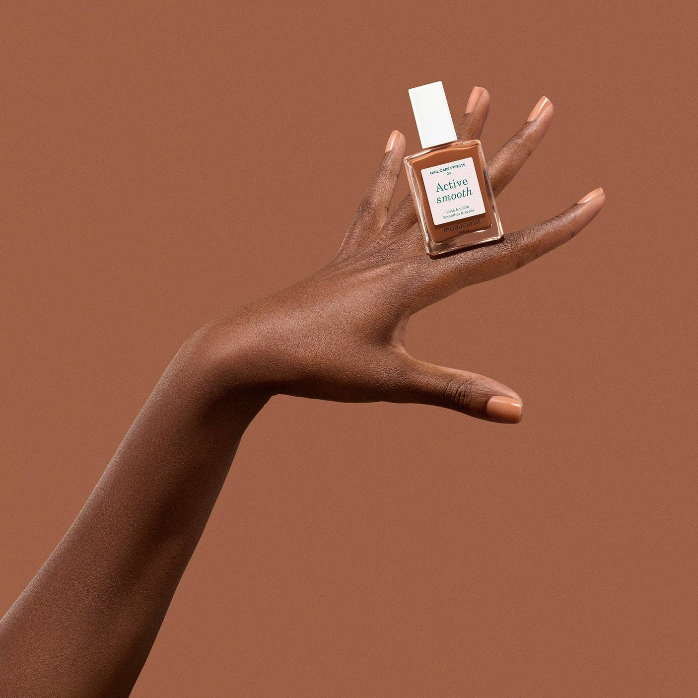 Aplicación del esmalte alisador Active Smooth 03 de Manucurist para corregir imperfecciones.