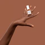 Aplicación del esmalte alisador Active Smooth 03 de Manucurist para corregir imperfecciones.