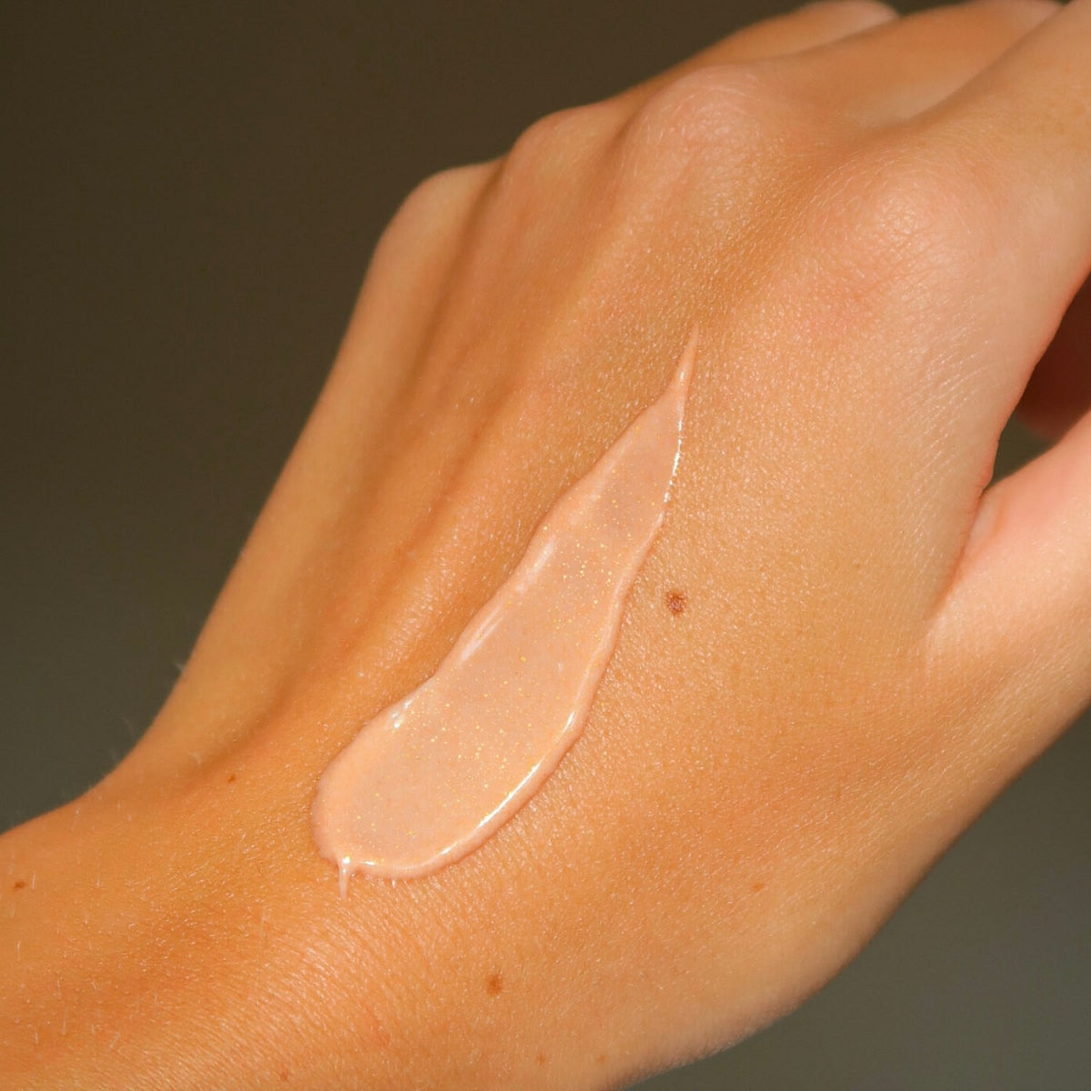 Textura nacarada de la crema corporal Biarritz Océane extendida sobre el dorso de una mano