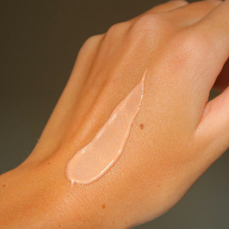 Textura nacarada de la crema corporal Biarritz Océane extendida sobre el dorso de una mano