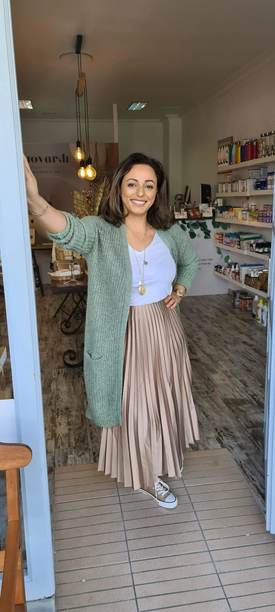 Souad Charifi, farmacéutica y fundadora de Biovardi, en la entrada de su tienda de Marbella