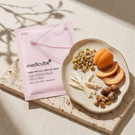 Mascarilla de hidrogel rosa Medicube PDRN aplicada sobre el rostro