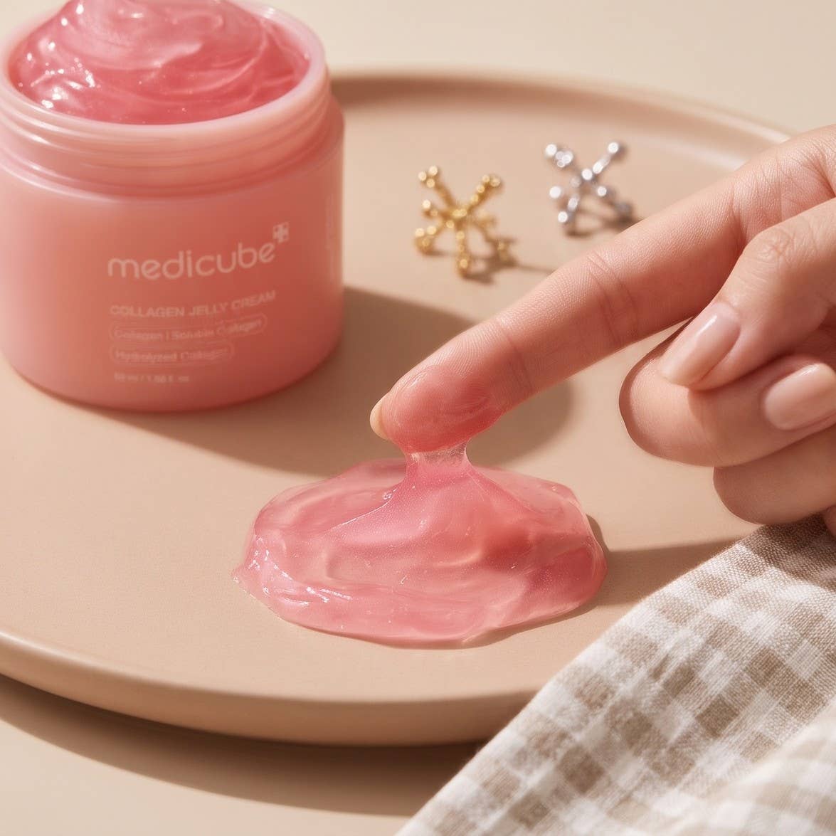 Aplicacion de la Medicube Collagen Jelly Cream sobre la piel