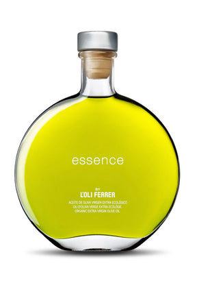 Botella de aceite de oliva virgen extra ecológico Essence by L’Oli Ferrer sobre fondo blanco