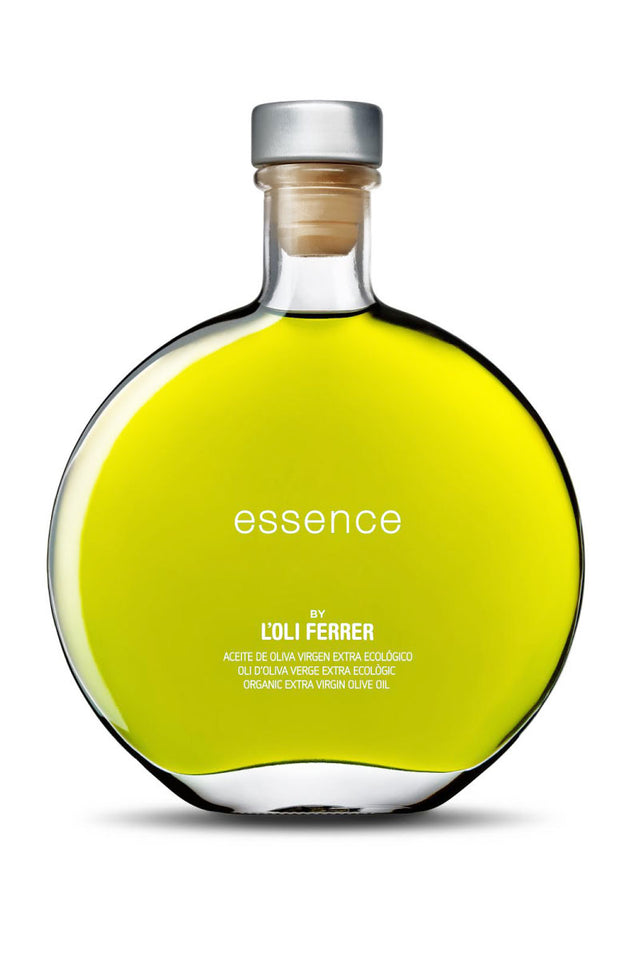 Botella de aceite de oliva virgen extra ecológico Essence by L’Oli Ferrer sobre fondo blanco
