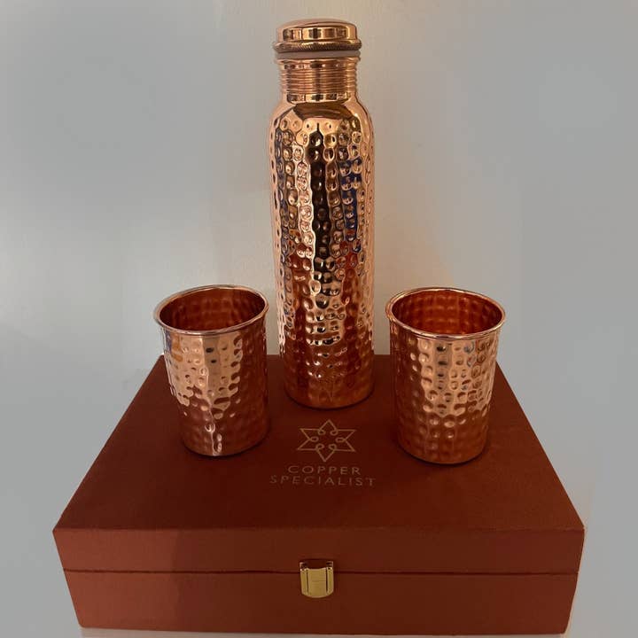 Set botella de cobre martillada 950 ml con 2 vasos - detalle 3