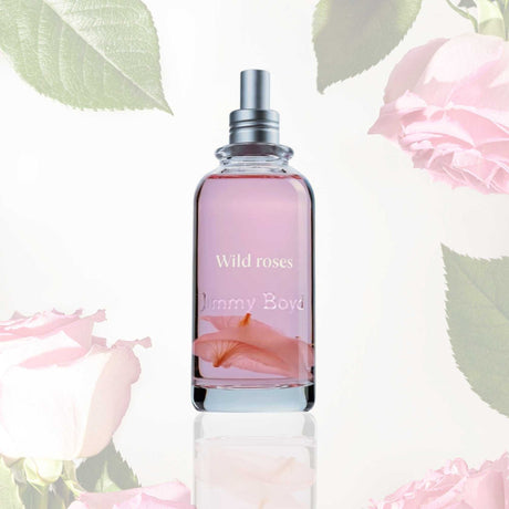 Frasco de Jimmy Boyd Wild Roses de 200 ml con pétalos de rosa y fondo floral