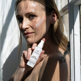 Modelo aplicando Gotas Minerales SPF 50 Odacité - Protector solar transparente para piel luminosa | Biovardi