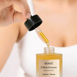 Pipeta del sérum facial Sowé L’Huile Précieuse sobre su frasco abierto de 30 ml