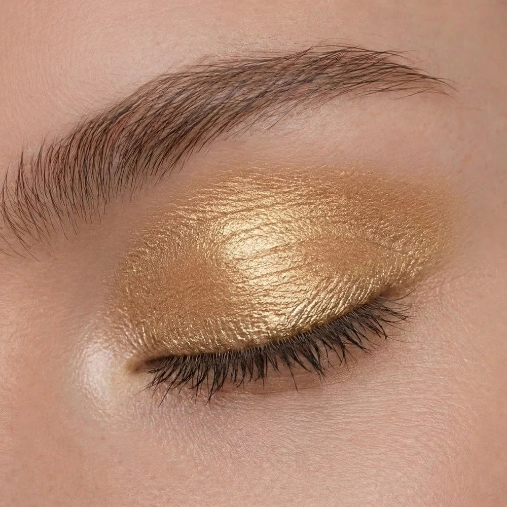 Muestra del tono dorado cálido JOIK 06 Golden Goddess sobre el párpado