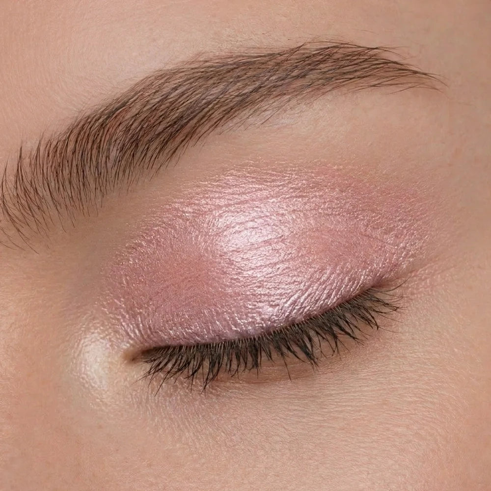 Muestra del tono rosa luminoso JOIK 05 Pretty in Pink sobre el párpado