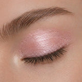 Muestra del tono rosa luminoso JOIK 05 Pretty in Pink sobre el párpado