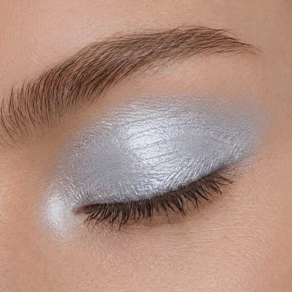 Muestra del tono gris plateado JOIK 02 Silver Grey sobre el párpado