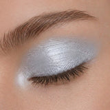 Muestra del tono gris plateado JOIK 02 Silver Grey sobre el párpado