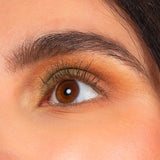 Resultado de máscara de pestañas marrón con volumen y definición natural