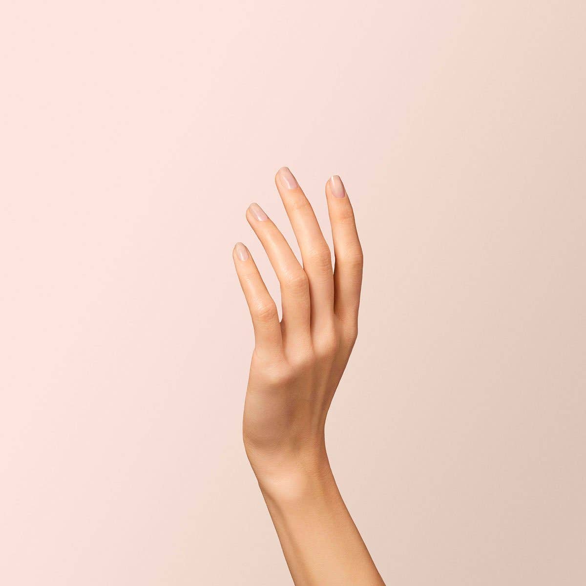 Manicura sofisticada con el tono Rosa Pálido de Manucurist, ideal para el día a día y eventos formales.