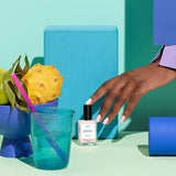 Manicura de verano con el tono Bliss de Manucurist en un entorno tropical y refrescante de Biovardi.