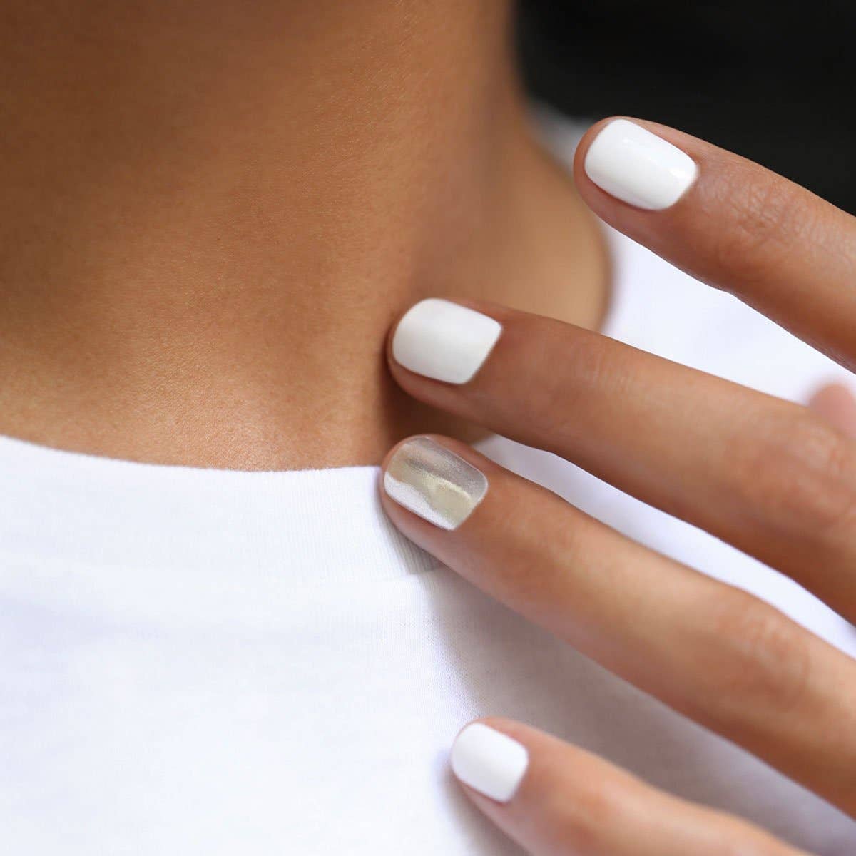 Resultado de manicura blanca con Manucurist Nieve, acabado profesional de larga duración.