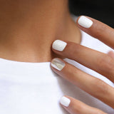 Resultado de manicura blanca con Manucurist Nieve, acabado profesional de larga duración.