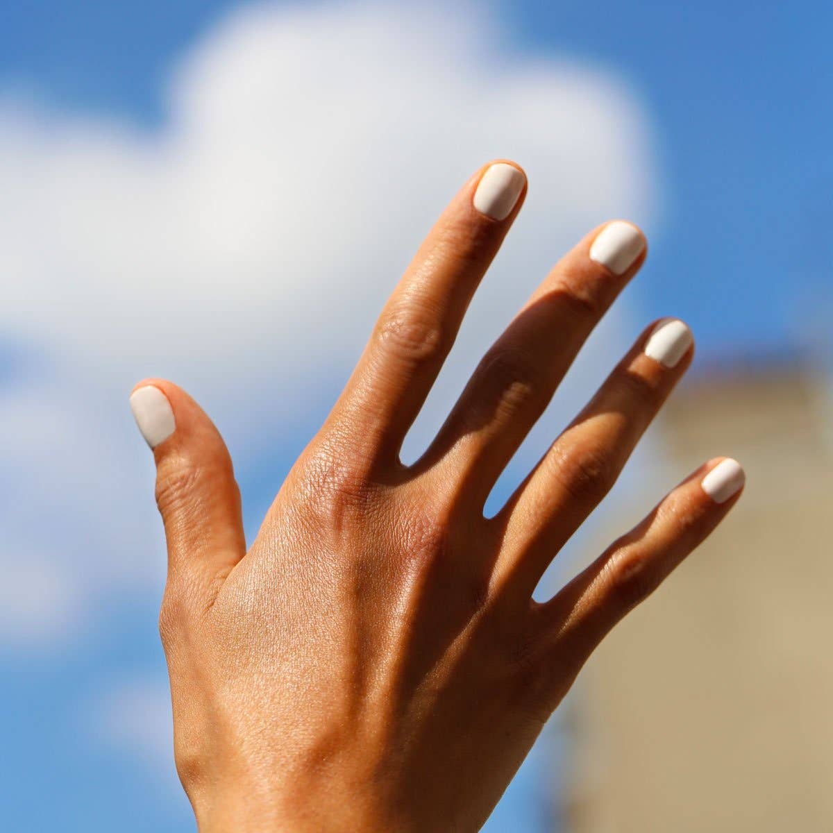 Uñas blancas ideales para manicura francesa con el esmalte ecológico Nieve de Manucurist.