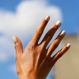Uñas blancas ideales para manicura francesa con el esmalte ecológico Nieve de Manucurist.