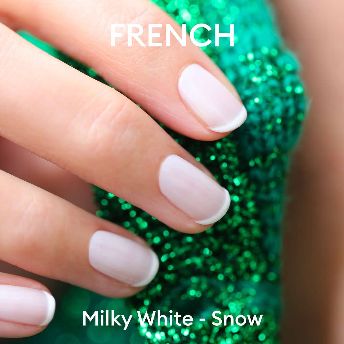 Manos entrelazadas con esmalte Blanco Lechoso de Manucurist, estilo minimalista y elegante en Biovardi.