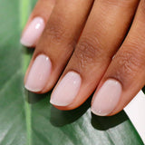 Manicura elegante y limpia con el tono Blanco Lechoso de Manucurist, efecto "milky nails" en Biovardi.