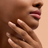 Acabado beige natural del perfeccionador Active Smooth 02 de Manucurist en manos cuidadas.
