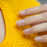Manicura elegante en tono Rosa Pálido de Manucurist, el esmalte nude perfecto para un look discreto.