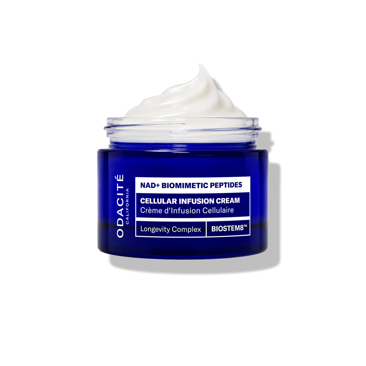 Tarro abierto de Odacité Cellular Infusion Cream NAD+ y péptidos biomiméticos de 50 ml sobre fondo blanco
