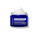 Tarro abierto de Odacité Cellular Infusion Cream NAD+ y péptidos biomiméticos de 50 ml sobre fondo blanco