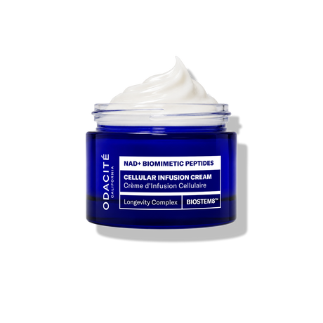 Tarro abierto de Odacité Cellular Infusion Cream NAD+ y péptidos biomiméticos de 50 ml sobre fondo blanco