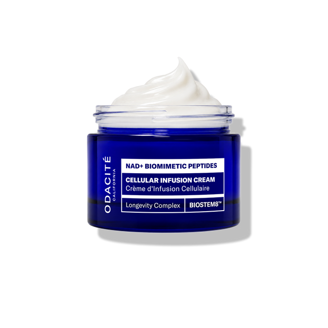Tarro abierto de Odacité Cellular Infusion Cream NAD+ y péptidos biomiméticos de 50 ml sobre fondo blanco