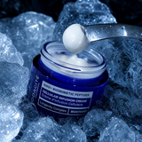 Textura de Odacité Cellular Infusion Cream en una espátula junto al tarro azul sobre hielo