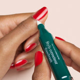 Primer plano de la punta biselada del corrector de manicura Manucurist diseñada para llegar a los bordes difíciles.