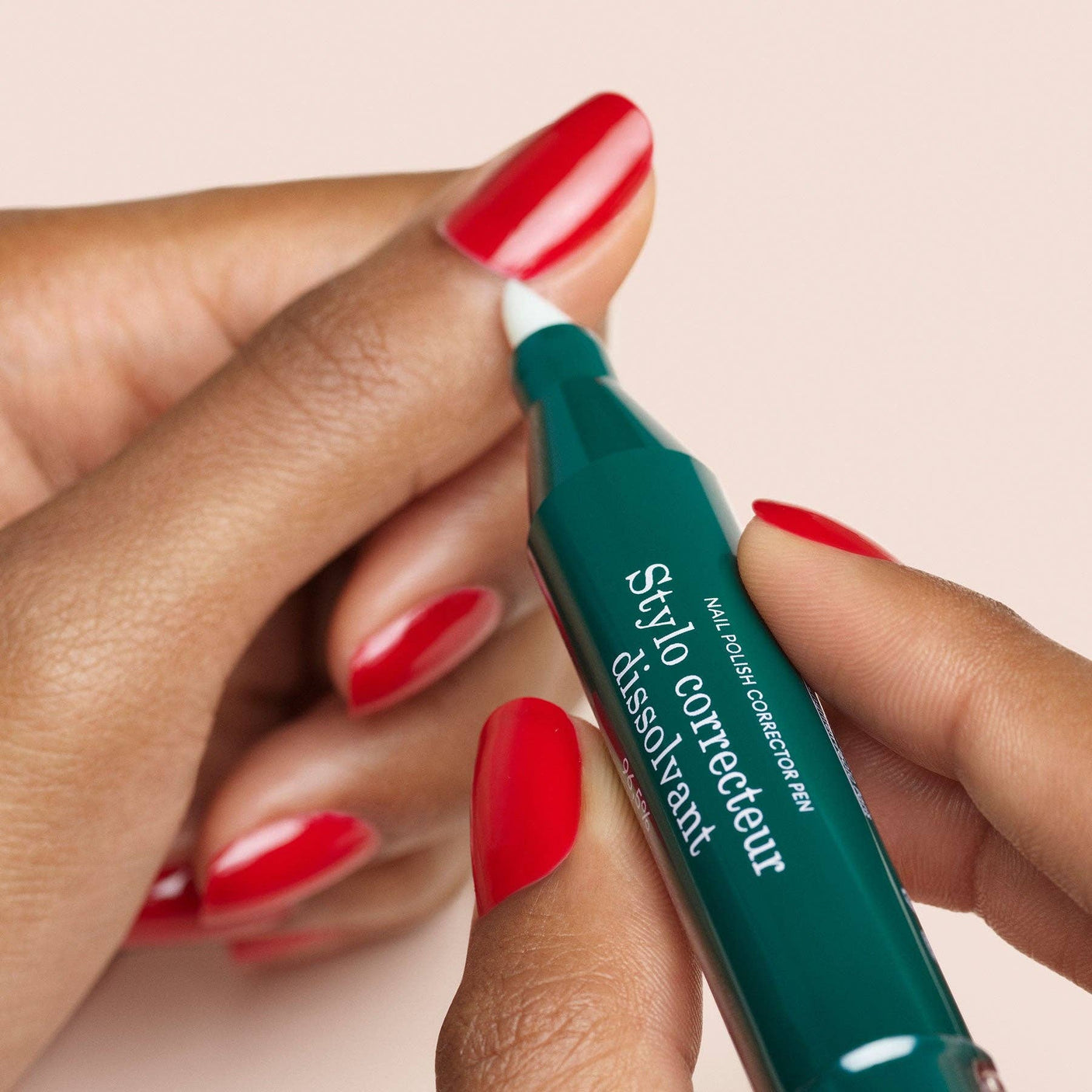 Primer plano de la punta biselada del corrector de manicura Manucurist diseñada para llegar a los bordes difíciles.
