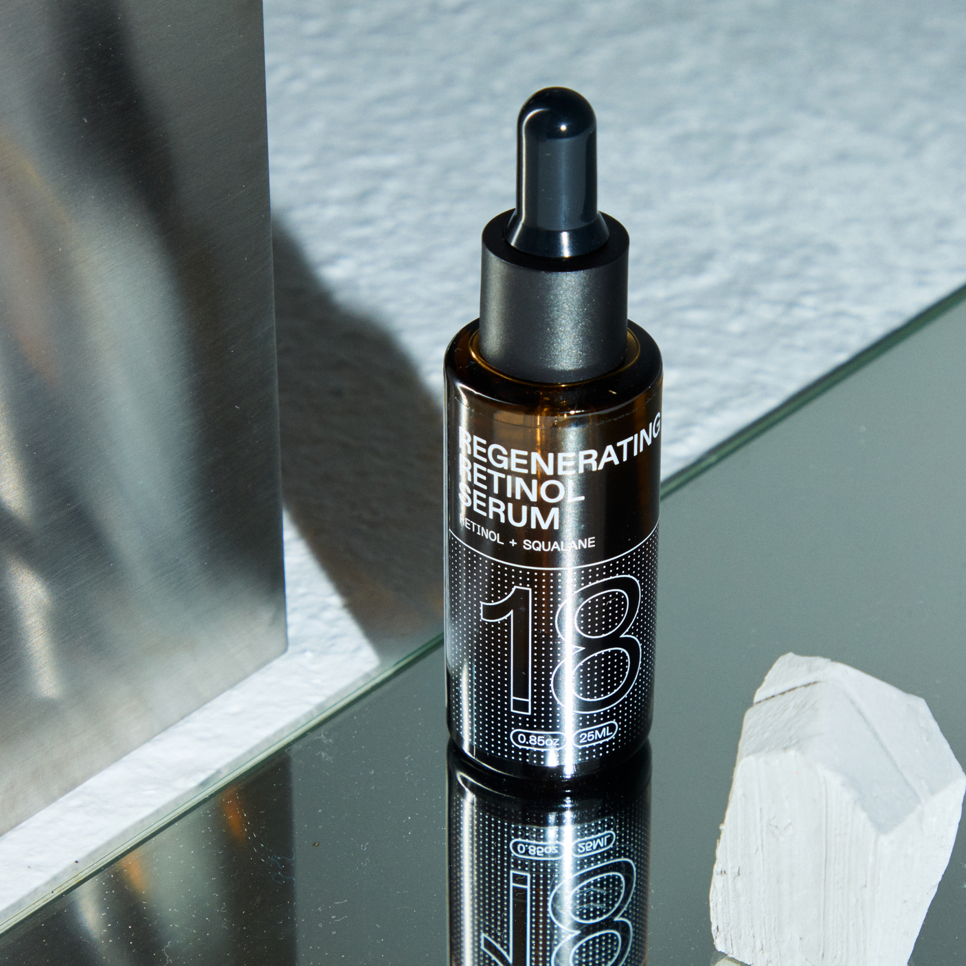 Aplicación nocturna del sérum regenerador de retinol