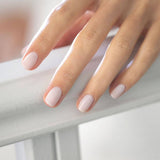Uñas con acabado traslúcido y brillante usando el esmalte de uñas bio-basado Blanco Lechoso.